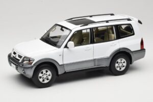 Mitsubishi Pajero V73 Weiss YC Model 1:18 241218040103010206 Metall