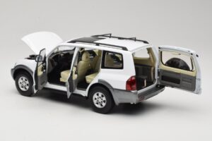 Mitsubishi Pajero V73 Weiss YC Model 1:18 241218040103010206 Metall – Bild 5 von 8