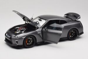 Nissan GT-R R35 Track Edition NISMO Gun Metallic MotorHelix 1:18 M83507 Metall – Bild 2 von 8