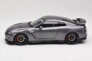 Nissan GT-R R35 Track Edition NISMO Gun Metallic MotorHelix 1:18 M83507 Metall – Bild 4 von 8