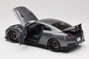 Nissan GT-R R35 Track Edition NISMO Gun Metallic MotorHelix 1:18 M83507 Metall – Bild 5 von 8