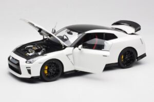 Nissan GT-R R35 Track Edition NISMO Pearl White MotorHelix 1:18 M83518 Metall – Bild 2 von 8