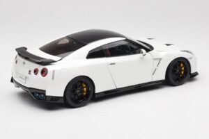 Nissan GT-R R35 Track Edition NISMO Pearl White MotorHelix 1:18 M83518 Metall – Bild 3 von 8