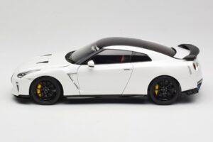 Nissan GT-R R35 Track Edition NISMO Pearl White MotorHelix 1:18 M83518 Metall – Bild 4 von 8