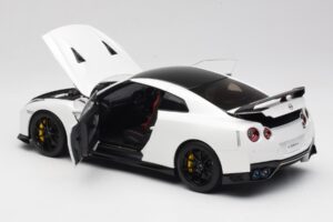 Nissan GT-R R35 Track Edition NISMO Pearl White MotorHelix 1:18 M83518 Metall – Bild 5 von 8