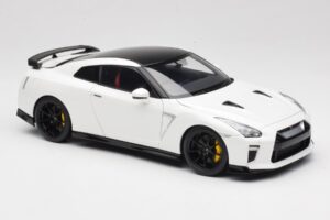 Nissan GT-R R35 Track Edition NISMO Pearl White MotorHelix 1:18 M83518 Metall – Bild 6 von 8