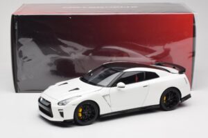 Nissan GT-R R35 Track Edition NISMO Pearl White MotorHelix 1:18 M83518 Metall – Bild 8 von 8