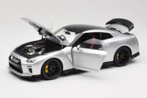 Nissan GT-R R35 Track Edition NISMO T-Spec Ultimate Metal Silver MotorHelix 1:18 M83517 Metall – Bild 2 von 8