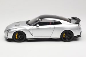 Nissan GT-R R35 Track Edition NISMO T-Spec Ultimate Metal Silver MotorHelix 1:18 M83517 Metall – Bild 4 von 8