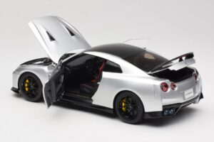 Nissan GT-R R35 Track Edition NISMO T-Spec Ultimate Metal Silver MotorHelix 1:18 M83517 Metall – Bild 5 von 8