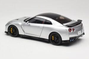 Nissan GT-R R35 Track Edition NISMO T-Spec Ultimate Metal Silver MotorHelix 1:18 M83517 Metall – Bild 7 von 8