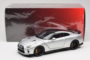 Nissan GT-R R35 Track Edition NISMO T-Spec Ultimate Metal Silver MotorHelix 1:18 M83517 Metall – Bild 8 von 8
