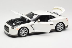 Nissan GT-R R35 Weiss Bburago 1:18 18-12079 Metall – Bild 2 von 8