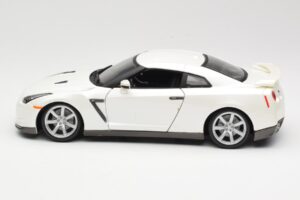 Nissan GT-R R35 Weiss Bburago 1:18 18-12079 Metall – Bild 4 von 8