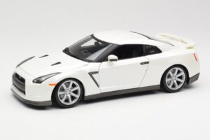 Nissan GT-R R35 Weiss Bburago 1:18 18-12079 Metall