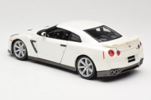 Nissan GT-R R35 Weiss Bburago 1:18 18-12079 Metall – Bild 7 von 8