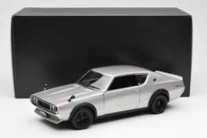 Nissan Skyline 2000 GT-R KPGC110 Silber Kyosho 1:18 08255S Metall – Bild 8 von 8