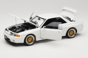 Nissan Skyline GT-R R32 V-Spec II Tuned Crystal White AUTOart 1:18 77416 Metall – Bild 2 von 8