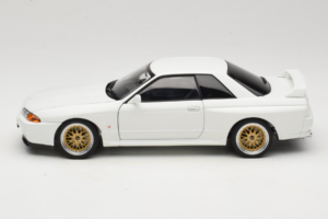 Nissan Skyline GT-R R32 V-Spec II Tuned Crystal White AUTOart 1:18 77416 Metall – Bild 4 von 8