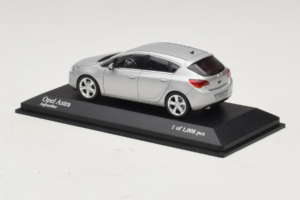 Opel Astra J Silber Minichamps 1:43 400049000 Metall – Bild 3 von 4