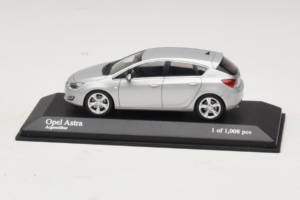 Opel Astra J Silber Minichamps 1:43 400049000 Metall