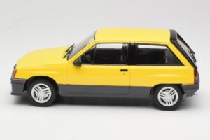 Opel Corsa A SR Gelb MCG 1:18 MCG18431 Metall – Bild 3 von 6
