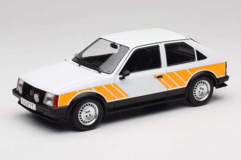 Opel Kadett D SR Weiss mit Gelbem Dekor MCG 1:18 MCG18534 Metall