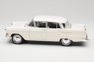 Opel Kapitan P2 Weiss Revell 1:18 08821-M1 Metall – Bild 4 von 8