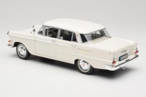 Opel Kapitan P2 Weiss Revell 1:18 08821-M1 Metall – Bild 7 von 8