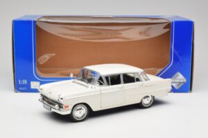 Opel Kapitan P2 Weiss Revell 1:18 08821-M1 Metall – Bild 8 von 8