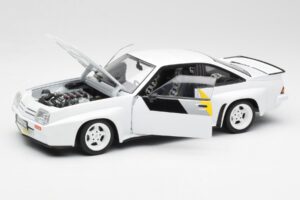 Opel Manta 400 Homologation Weiss Revell 1:18 8819 Metall – Bild 2 von 8