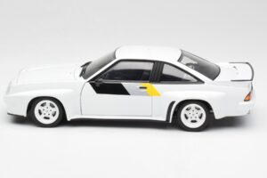 Opel Manta 400 Homologation Weiss Revell 1:18 8819 Metall – Bild 4 von 8
