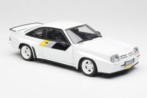 Opel Manta 400 Homologation Weiss Revell 1:18 8819 Metall – Bild 6 von 8