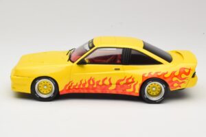 Opel Manta B Mattig Gelb mit Flamme MCG 1:18 MCG18115 Metall – Bild 3 von 6
