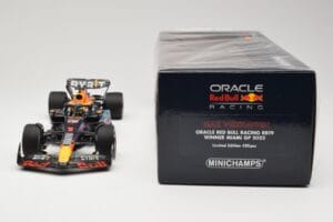 Oracle Red Bull Racing RB19 #1 M. Verstappen Winner Miami GP 2023 Minichamps 1:18 110230501 Metall – Bild 6 von 6