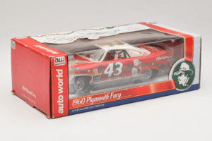 Plymouth Fury #43 R. Petty NASCAR 1960 Auto World 1:24 AW24003/06 Metall – Bild 2 von 3