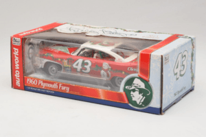 Plymouth Fury #43 R. Petty NASCAR 1960 Auto World 1:24 AW24003/06 Metall – Bild 3 von 3