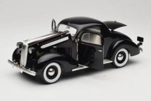 Pontiac Deluxe Schwarz Signature Models 1:18 18106 Metall – Bild 2 von 8