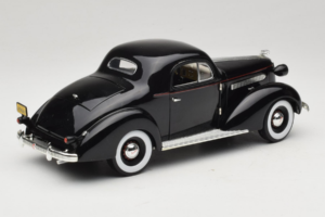 Pontiac Deluxe Schwarz Signature Models 1:18 18106 Metall – Bild 3 von 8