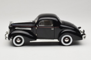 Pontiac Deluxe Schwarz Signature Models 1:18 18106 Metall – Bild 4 von 8