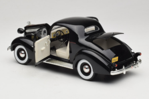 Pontiac Deluxe Schwarz Signature Models 1:18 18106 Metall – Bild 5 von 8