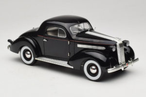 Pontiac Deluxe Schwarz Signature Models 1:18 18106 Metall – Bild 6 von 8