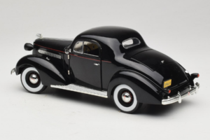 Pontiac Deluxe Schwarz Signature Models 1:18 18106 Metall – Bild 7 von 8