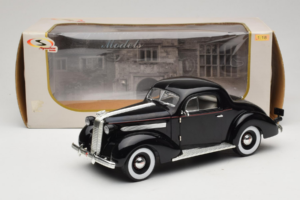 Pontiac Deluxe Schwarz Signature Models 1:18 18106 Metall – Bild 8 von 8