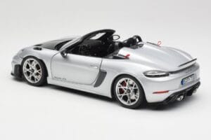 Porsche 718 Spyder RS Weissach Pack GT-Silver Metallic Norev 1:18 187270 Metall – Bild 7 von 8