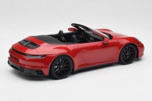 Porsche 911 992 Carrera 4 GTS Cabriolet Rot Minichamps 1:18 155063032 Metall – Bild 2 von 6