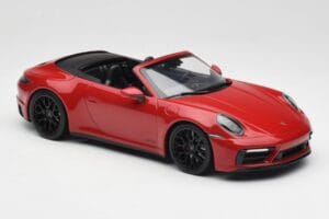 Porsche 911 992 Carrera 4 GTS Cabriolet Rot Minichamps 1:18 155063032 Metall – Bild 4 von 6