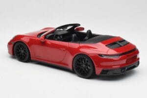 Porsche 911 992 Carrera 4 GTS Cabriolet Rot Minichamps 1:18 155063032 Metall – Bild 5 von 6