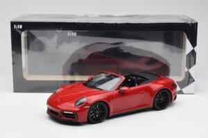 Porsche 911 992 Carrera 4 GTS Cabriolet Rot Minichamps 1:18 155063032 Metall – Bild 6 von 6