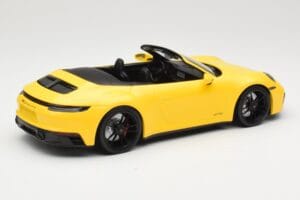 Porsche 911 992 Carrera 4 GTS Cabriolet Gelb Minichamps 1:18 155063030 Metall – Bild 2 von 6